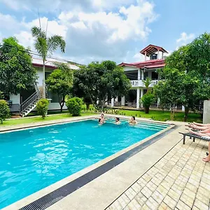 https://sigiriya-sun-shine-villa.kandyhotelsnow.com